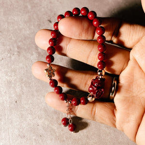 Cinnabar lucky cat charm stretch bracelet